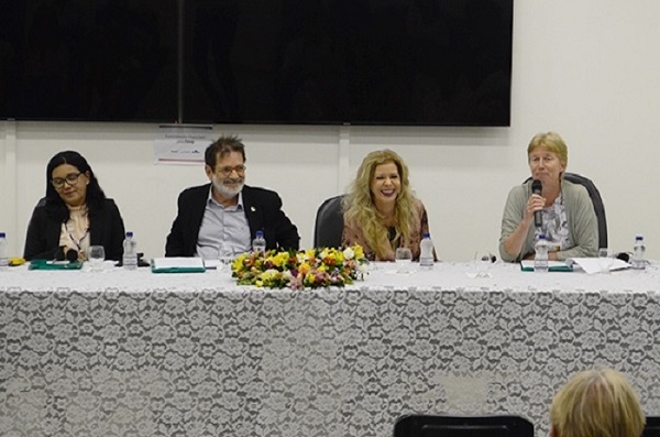 Na mesa de abertura do workshop do Geoqpetrol, Rosalba Oliveira, da Fapex, o vice-reitor Paulo Miguez, a diretora do IGeo,Olívia Oliveira, e Aly Brandenbourg, representante da Shell